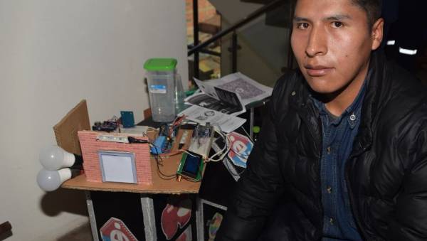 Estudiantes de la UPEA impulsan uso de “chapas inteligentes” para la seguridad de una casa domótica