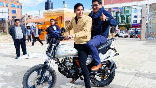 Moto funciona a GNV, eficiente y accesible surge desde la UPEA